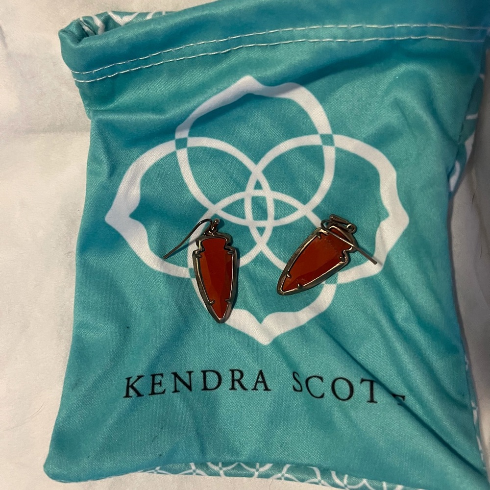 NWOT Red/Orange Kendra Scott arrow earrings